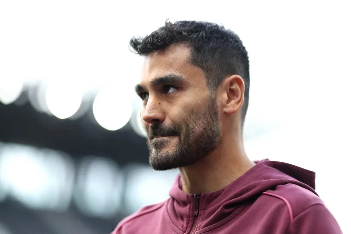 Jugador mirando hacia un lado en el estadio