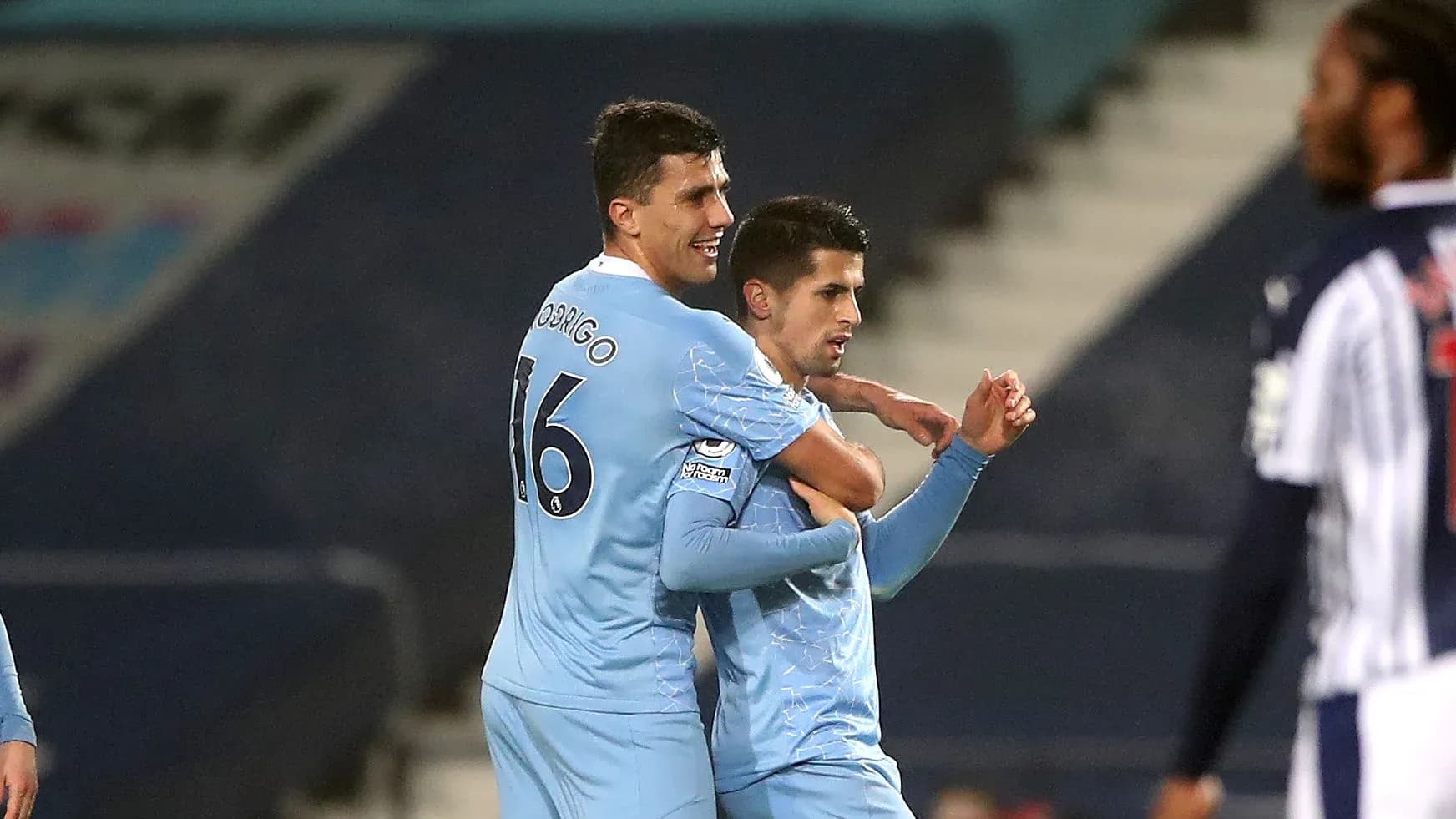 Jugadores de equipo celebrando un gol en el partido