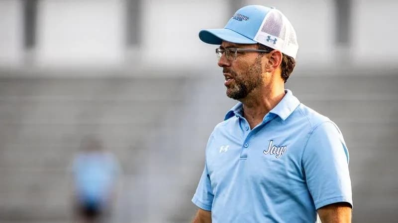 Entrenador hablando durante sesión de entrenamiento