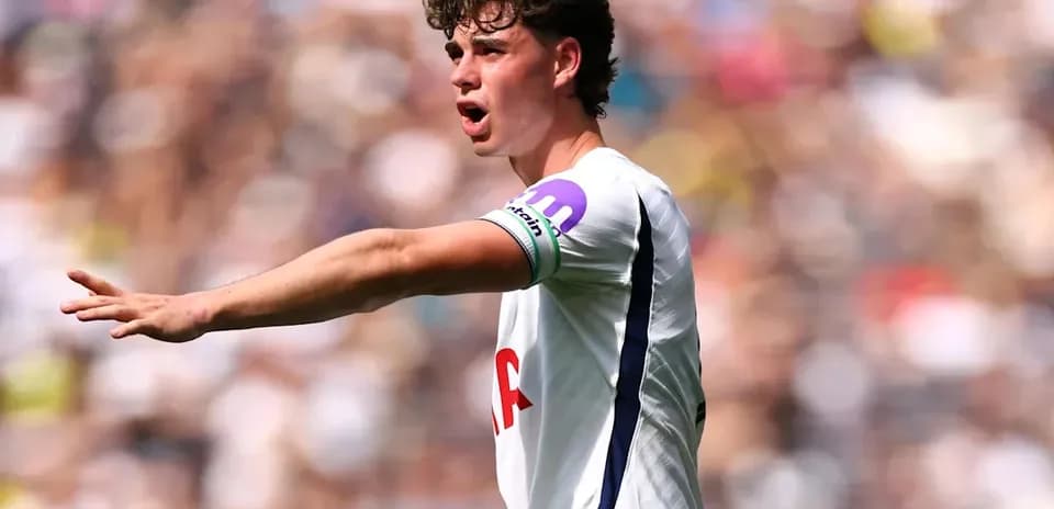 Jugador de Tottenham gesticulando durante el partido