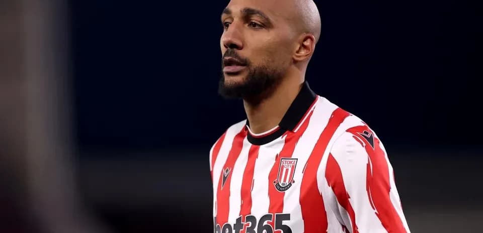 Jugador de Stoke City en camiseta rayada
