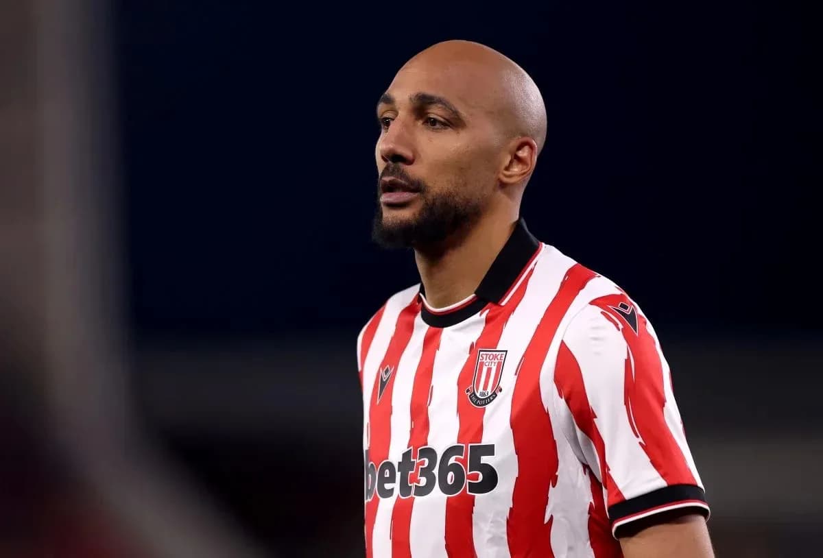 Jugador de Stoke City en camiseta rayada