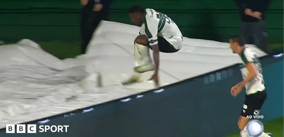 Jugador saltando sobre la lona en el campo