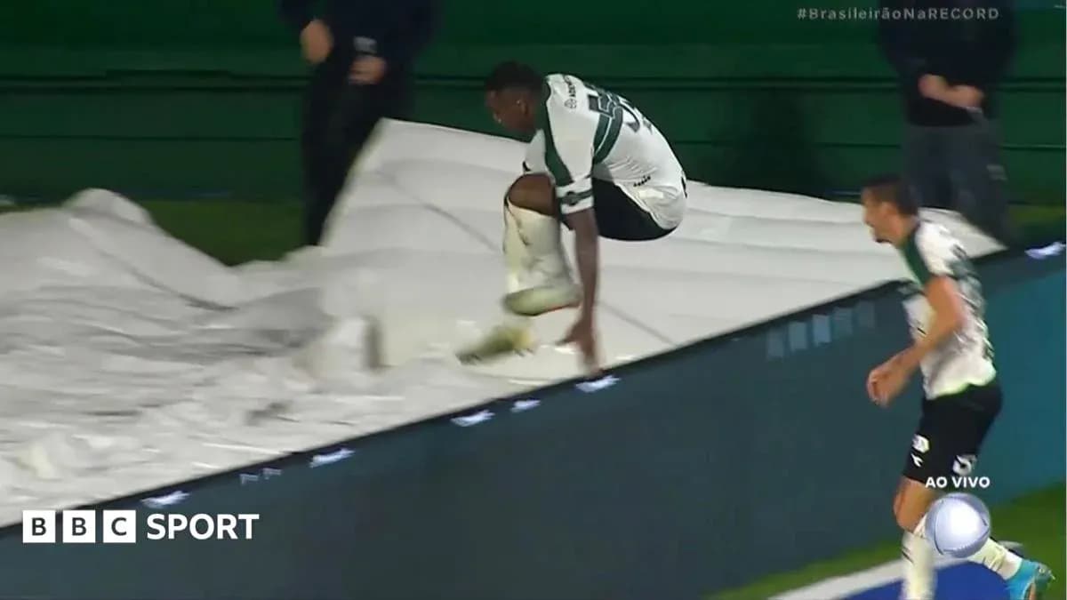 Jugador saltando sobre la lona en el campo