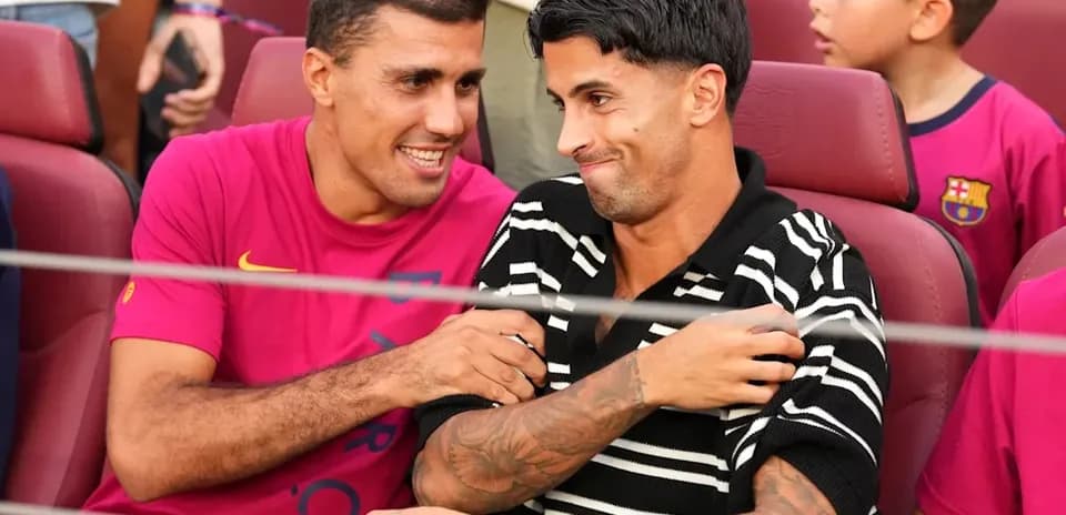 Dos jugadores sentados conversando en un evento