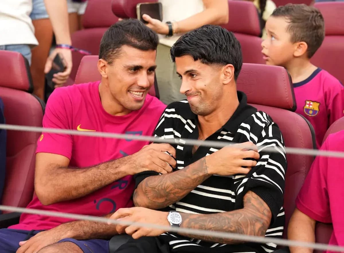 Dos jugadores sentados conversando en un evento