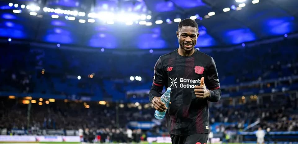 Jugador celebrando con botella de agua en el campo
