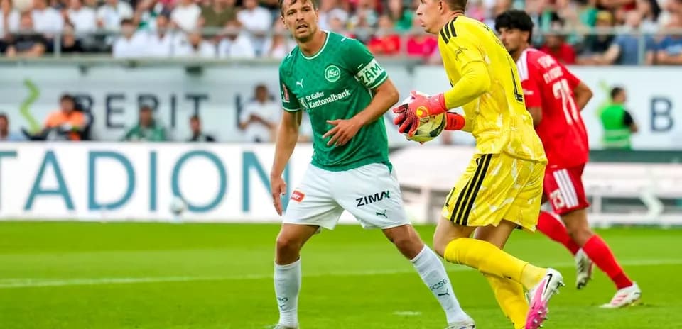 Portero de FC St. Gallen en acción