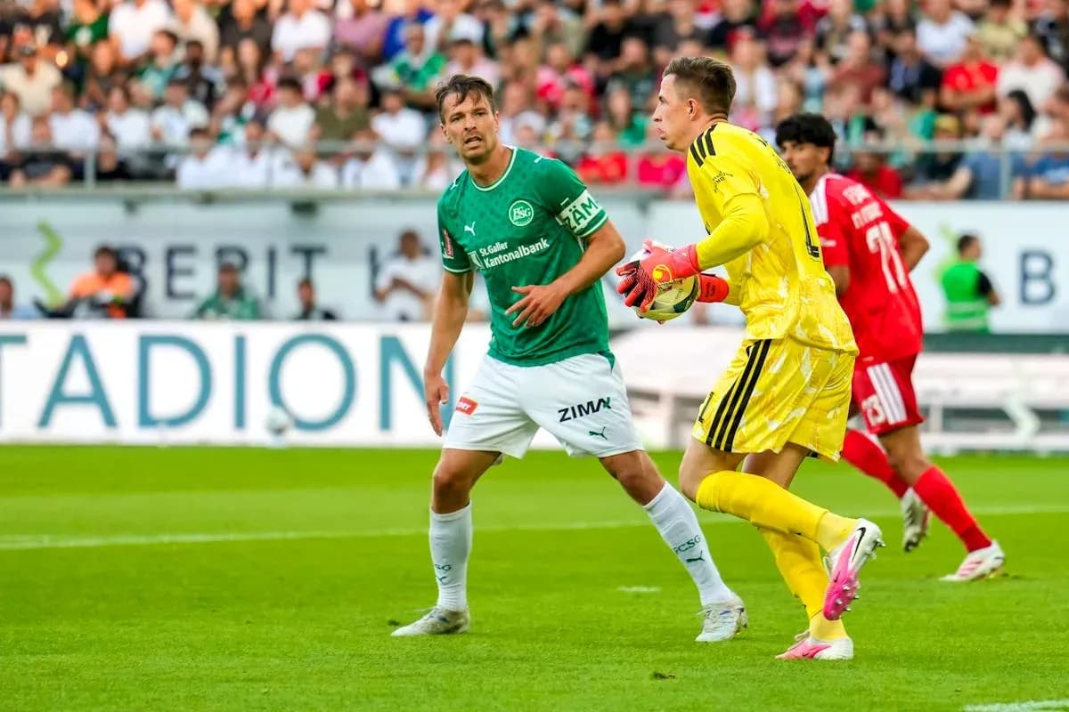 Portero de FC St. Gallen en acción