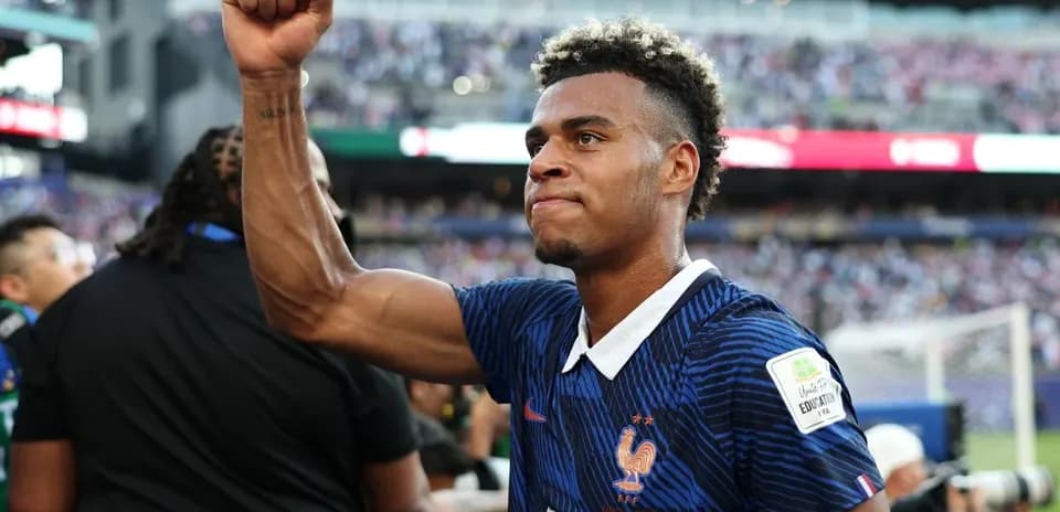 Jugador de Francia levantando el puño tras partido