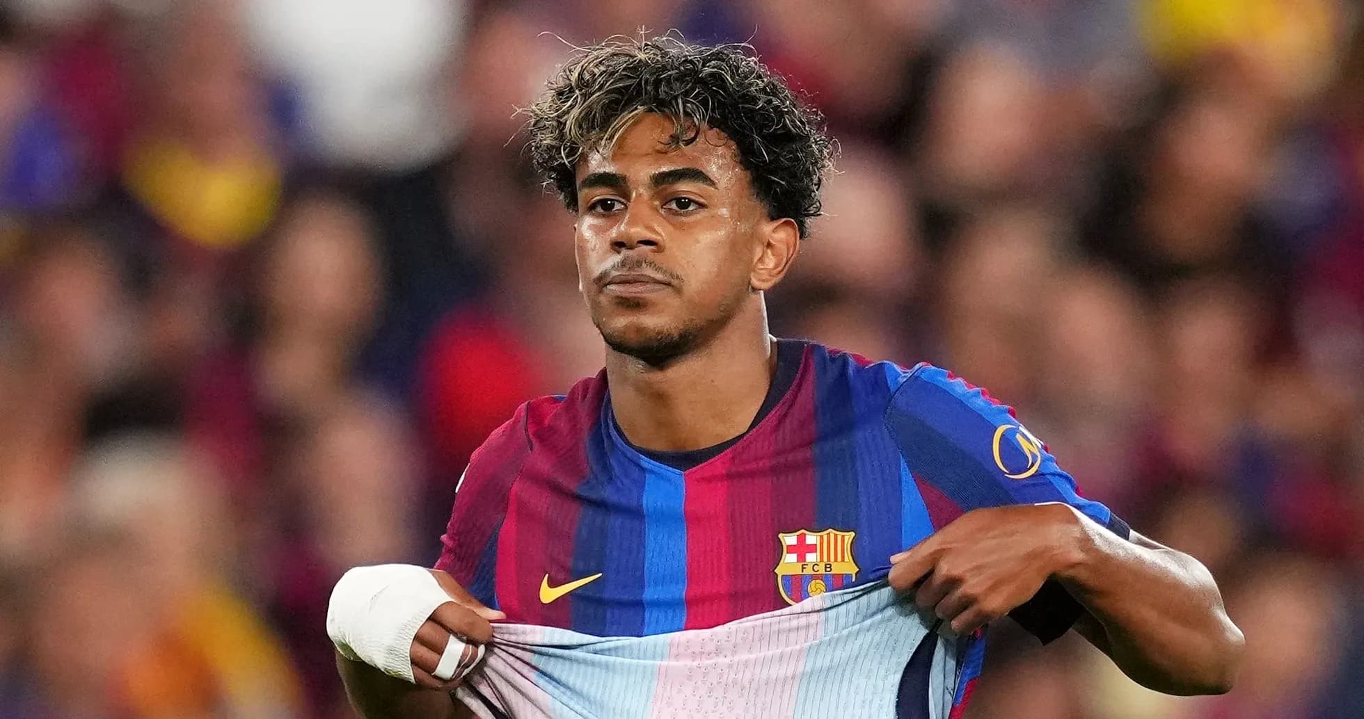 Jugador del FC Barcelona mostrando su camiseta