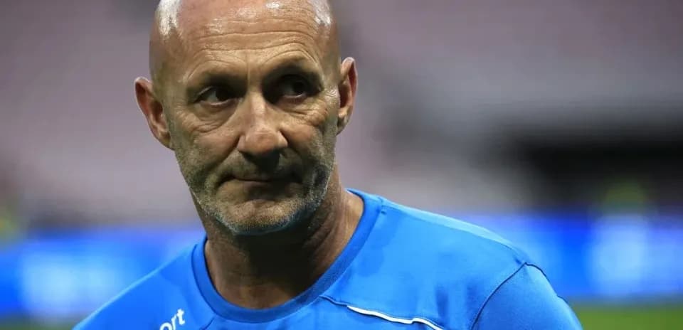 Entrenador en la cancha durante el partido