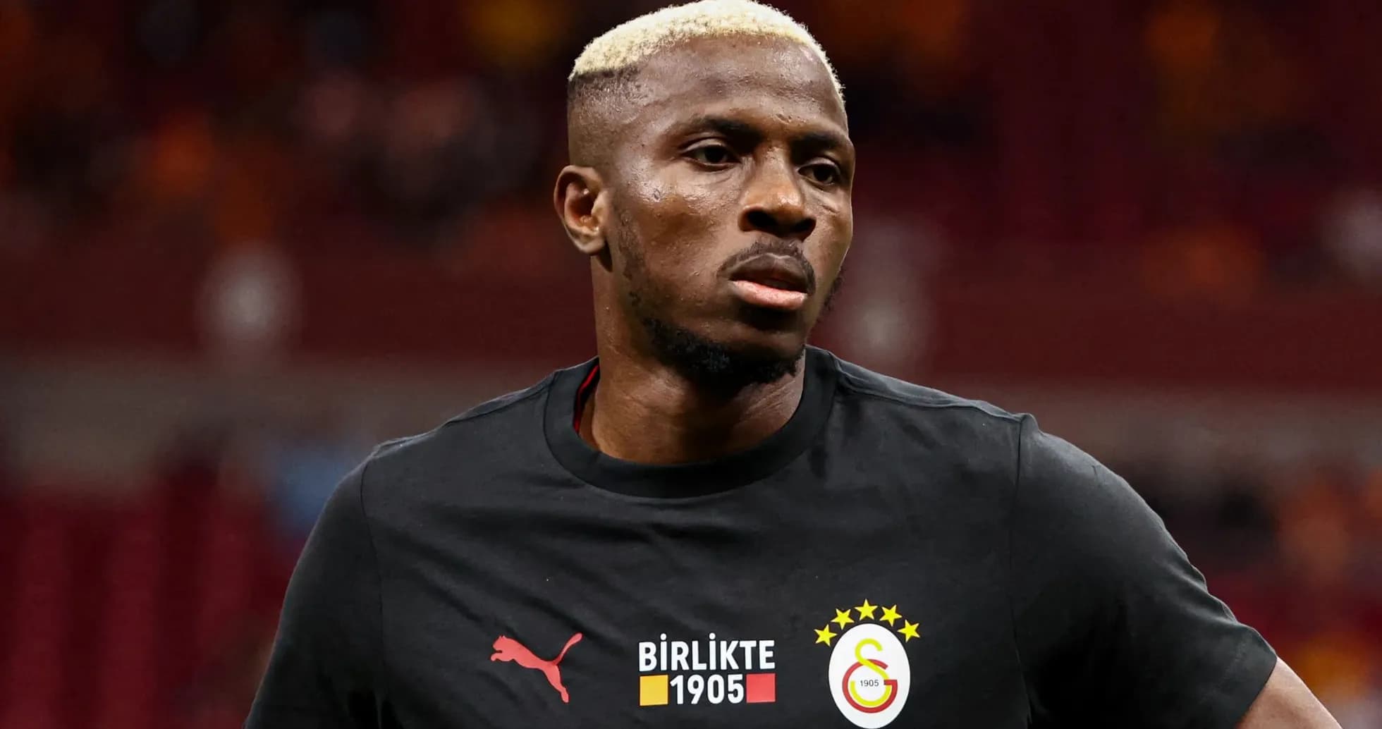 Jugador de Galatasaray en camiseta de calentamiento