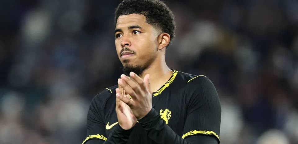 Jugador de Chelsea aplaudiendo tras el partido