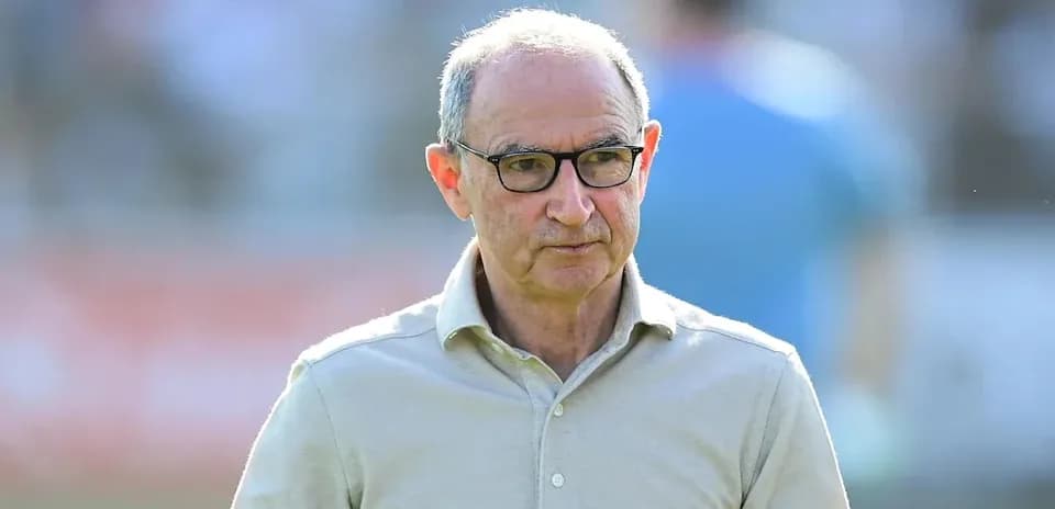 Entrenador caminando por el campo de juego