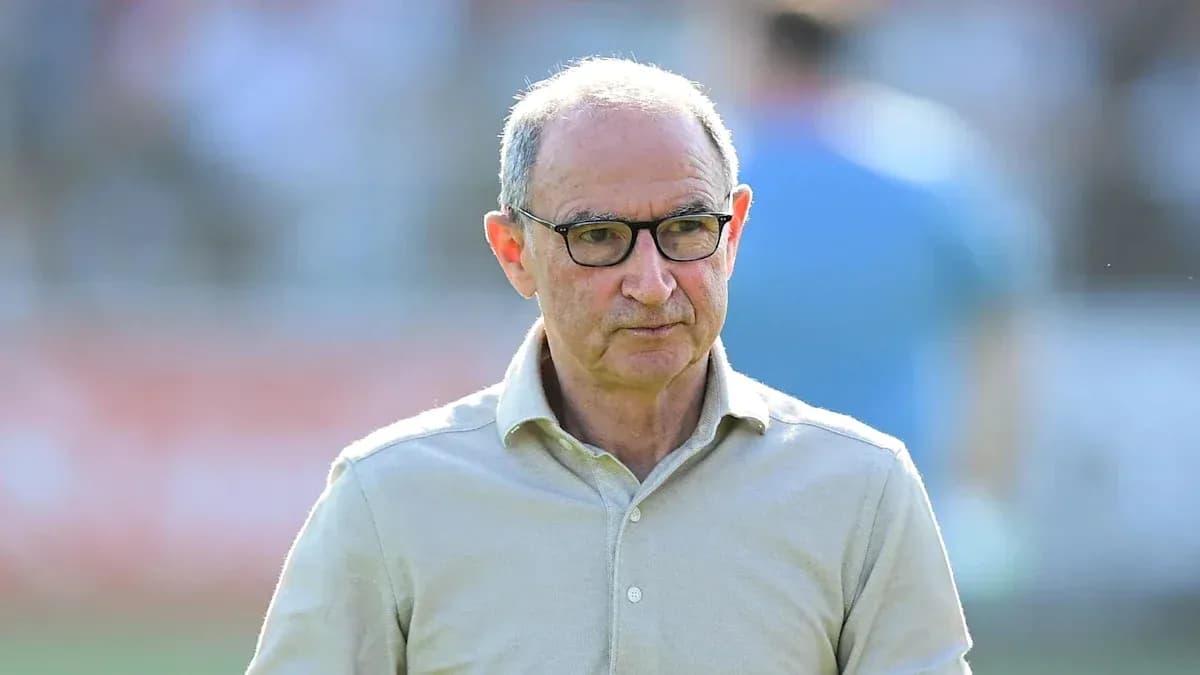 Entrenador caminando por el campo de juego