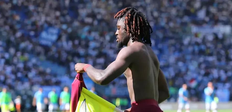 Jugador cambiándose la camiseta durante el partido