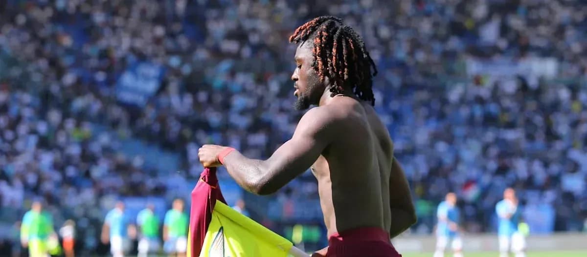 Jugador cambiándose la camiseta durante el partido