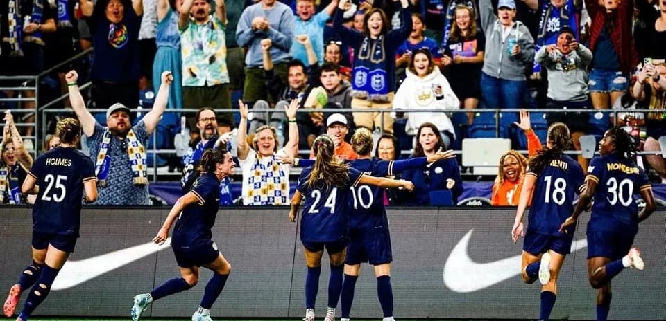 Jugadoras celebrando un gol en el partido