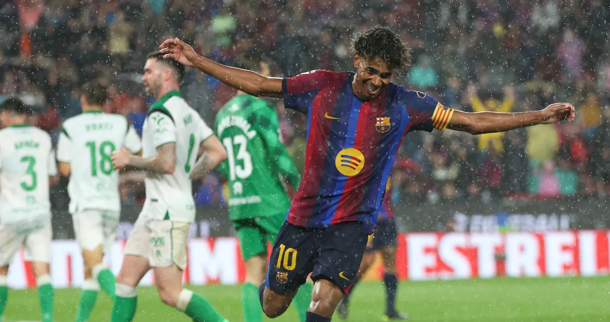 Jugador de Barcelona celebrando un gol bajo la lluvia