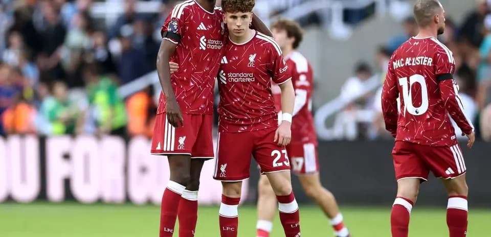 Jugadores de Liverpool en el campo durante partido