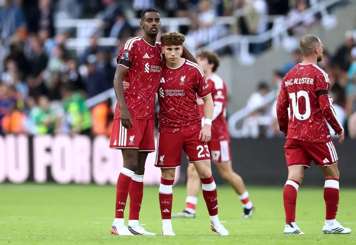 Jugadores de Liverpool en el campo durante partido