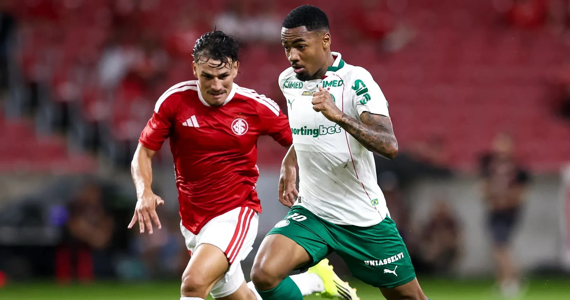 Jugador de Palmeiras corriendo mientras es perseguido