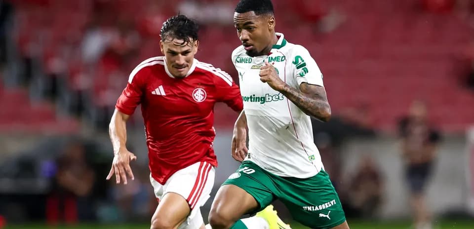 Jugador de Palmeiras corriendo mientras es perseguido