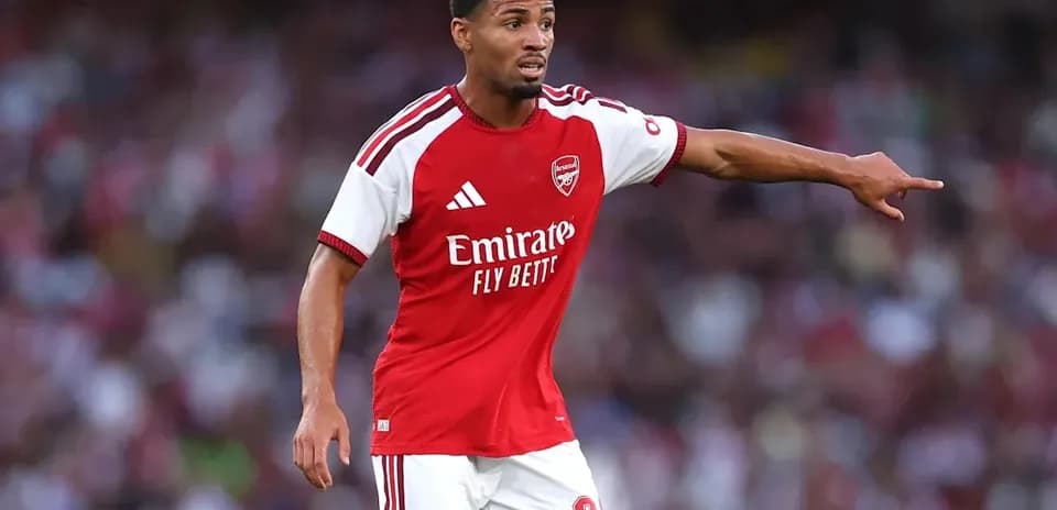 Jugador de Arsenal señalando en el campo