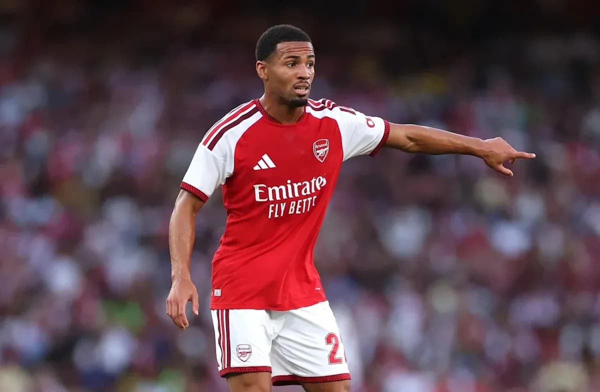 Jugador de Arsenal señalando en el campo