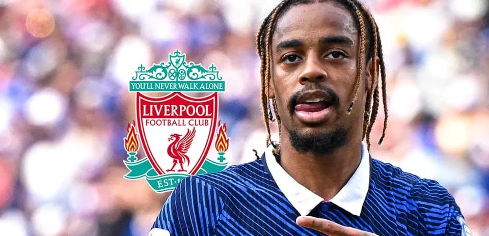Jugador señalando mientras se muestra el escudo de Liverpool