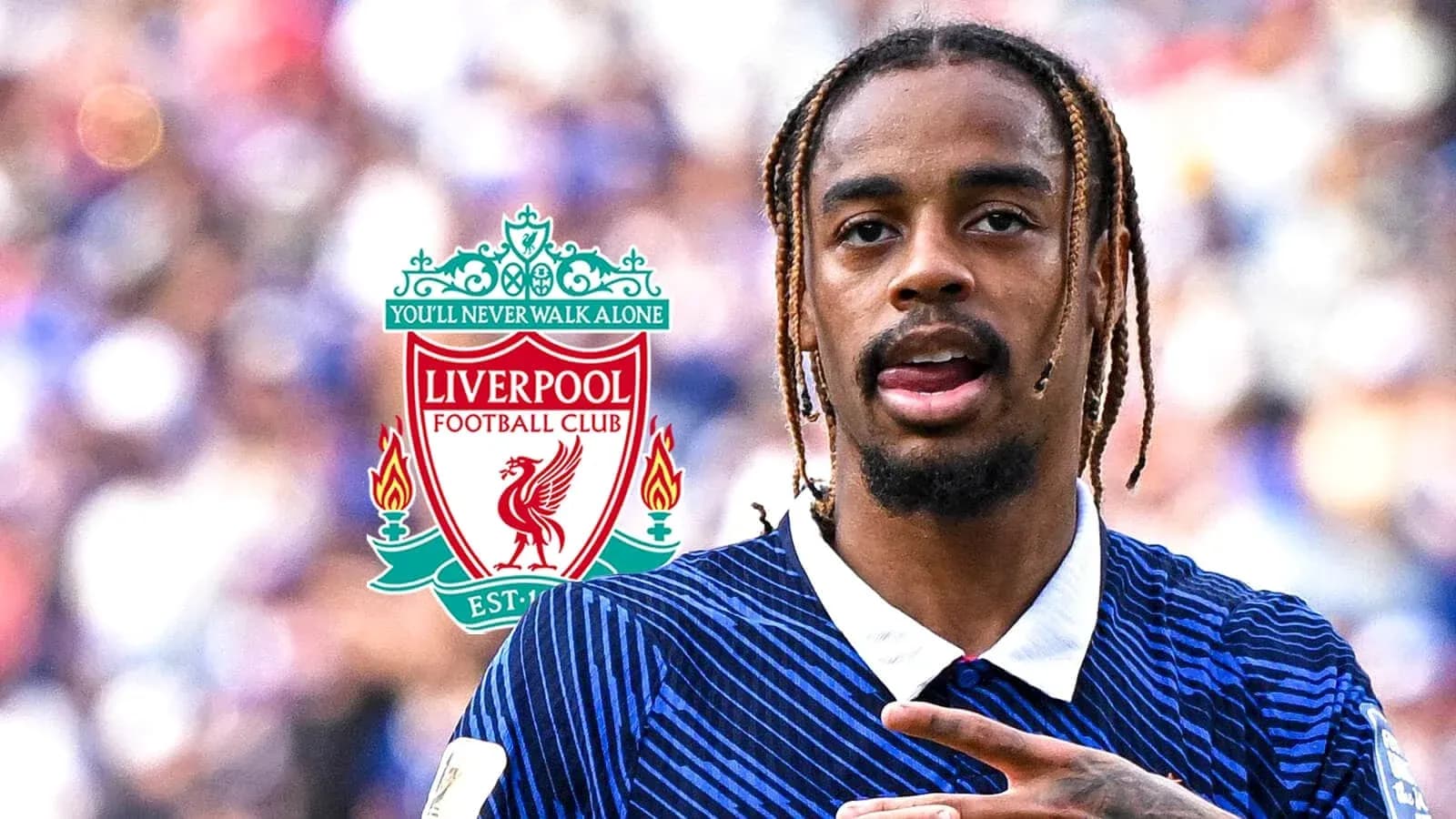 Jugador señalando mientras se muestra el escudo de Liverpool