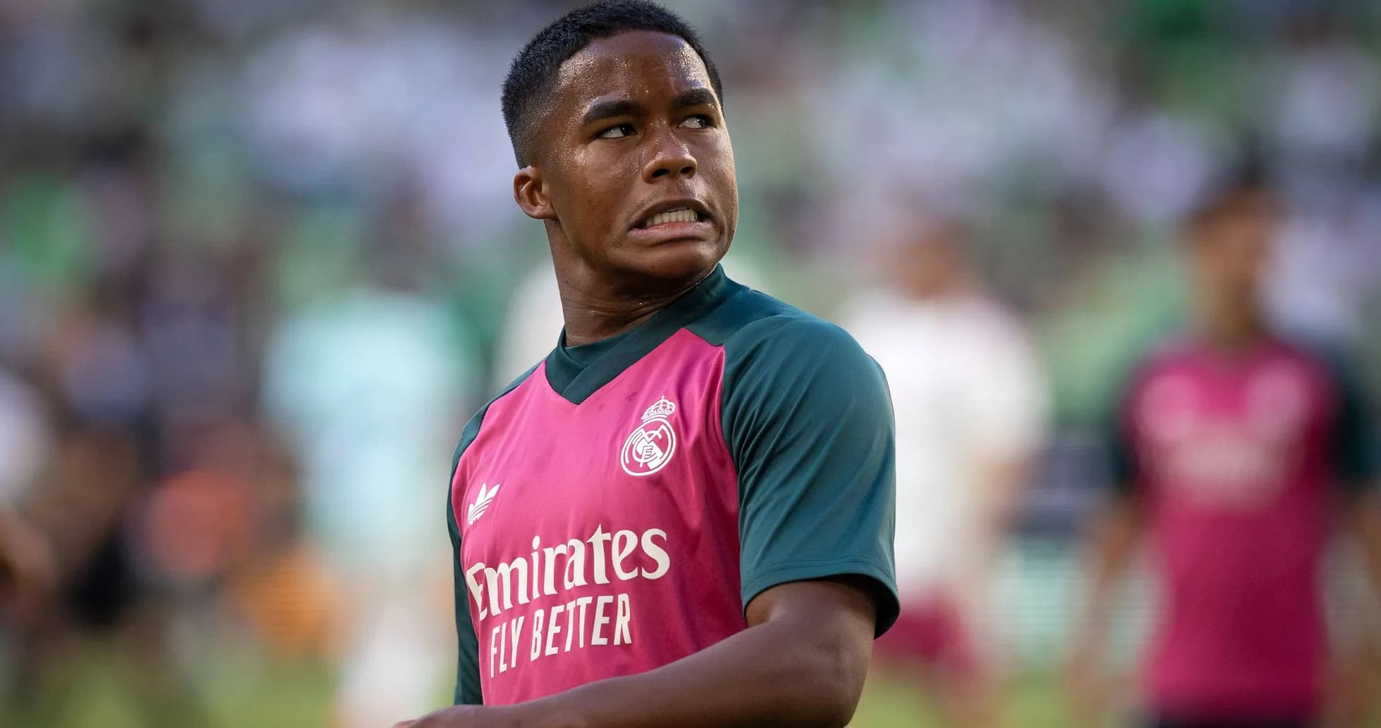 Jugador de Real Madrid durante calentamiento en el campo