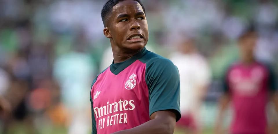 Jugador de Real Madrid durante calentamiento en el campo