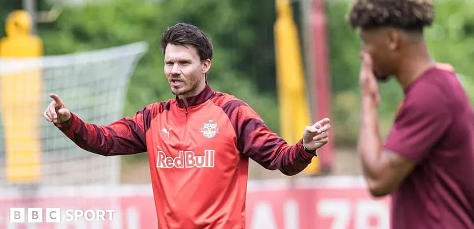 Entrenador dirigiendo a un jugador en práctica