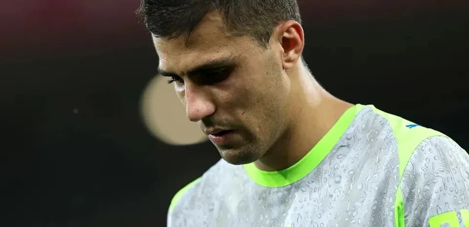 Jugador con uniforme de entrenamiento, cabeza baja