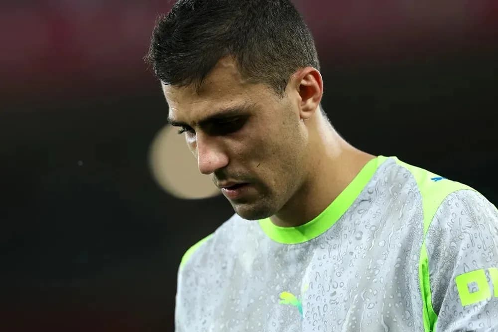 Jugador con uniforme de entrenamiento, cabeza baja