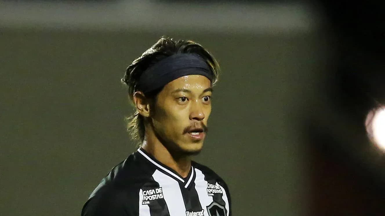 Jugador con camiseta negra y blanca en el campo
