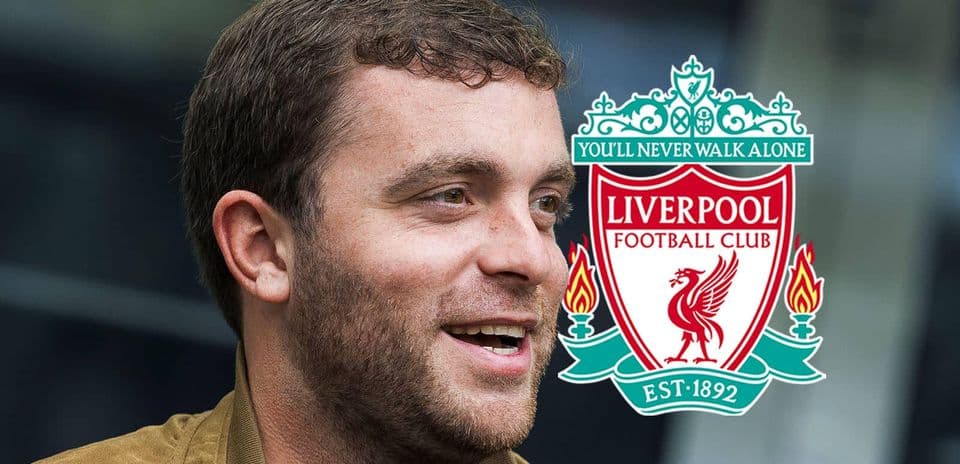 Persona sonriendo junto al logo del Liverpool FC