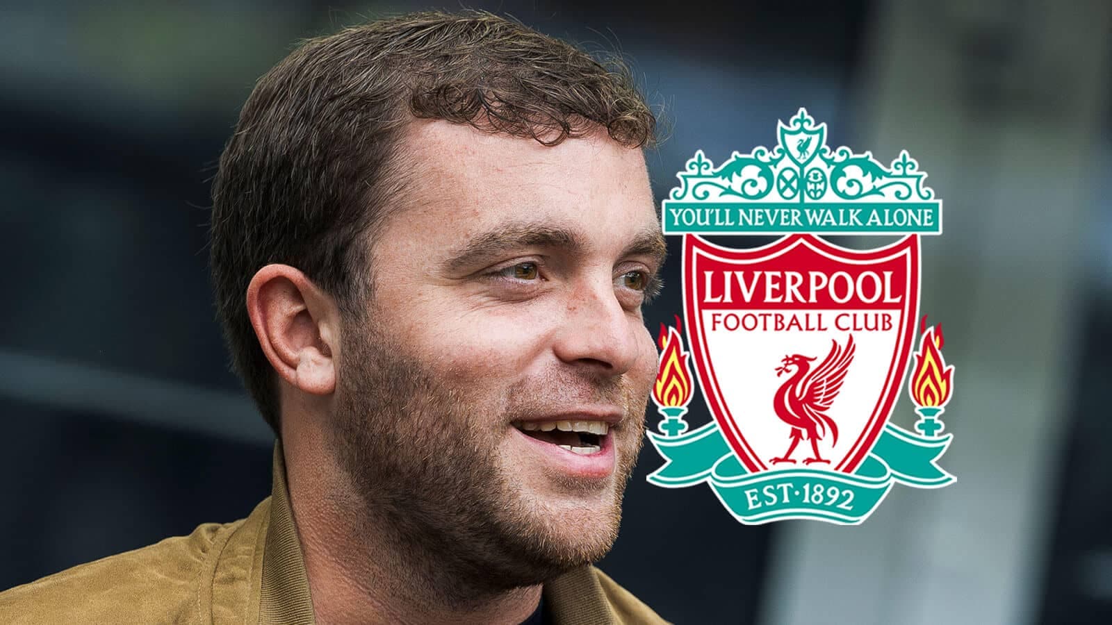 Persona sonriendo junto al logo del Liverpool FC