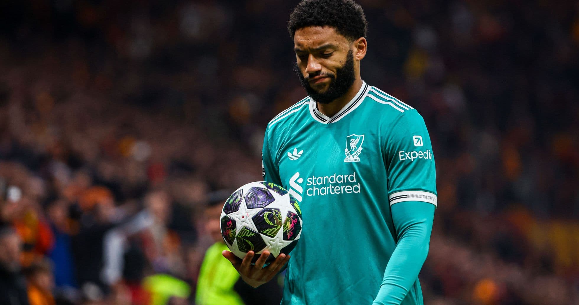 Jugador sosteniendo un balón durante el partido