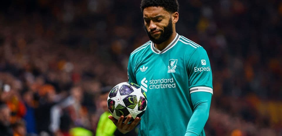Jugador sosteniendo un balón durante el partido
