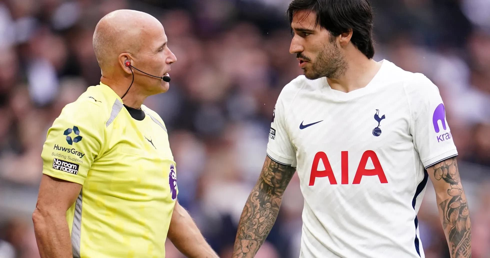 Jugador de Tottenham hablando con el árbitro