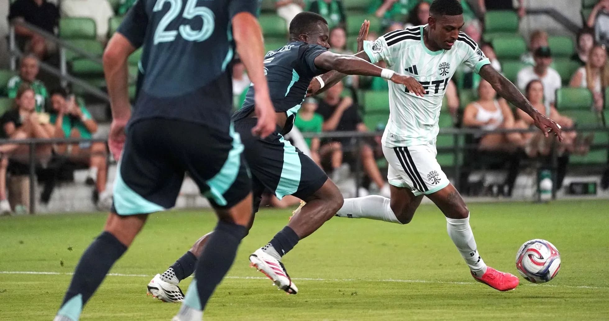 Jugador de Seattle Sounders driblando en el campo