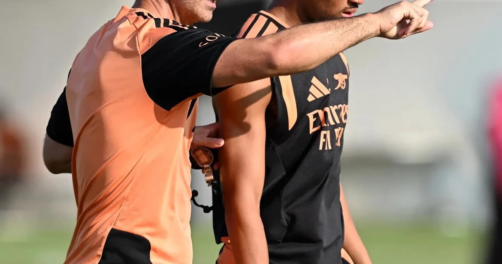 Entrenador hablando con jugador durante la sesión de entrenamiento
