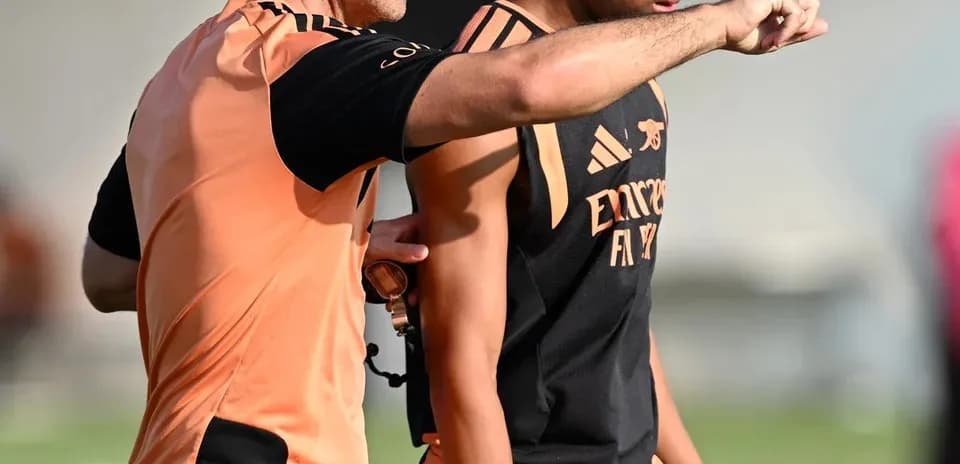 Entrenador hablando con jugador durante la sesión de entrenamiento