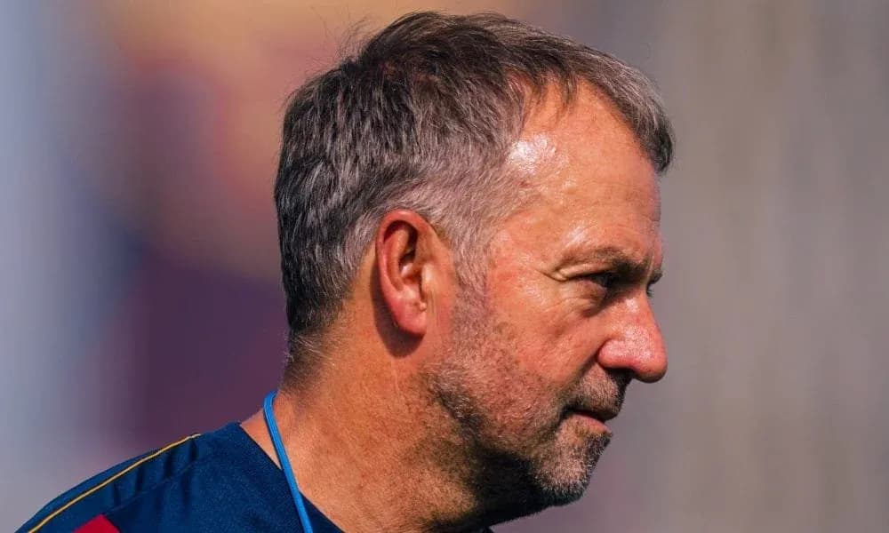 Entrenador observando durante la sesión de entrenamiento
