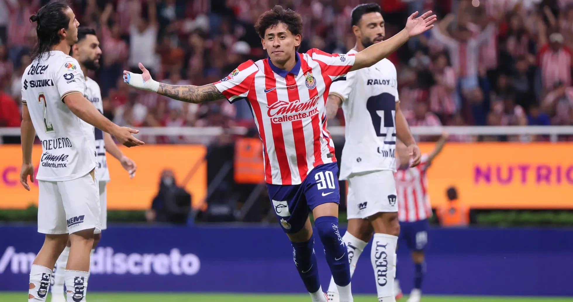 Jugador de Chivas celebra un gol contra Pumas