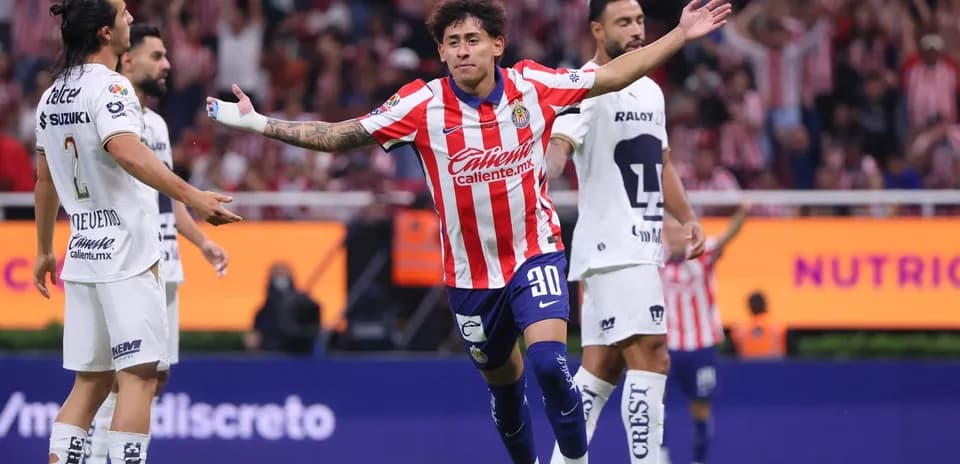 Jugador de Chivas celebra un gol contra Pumas