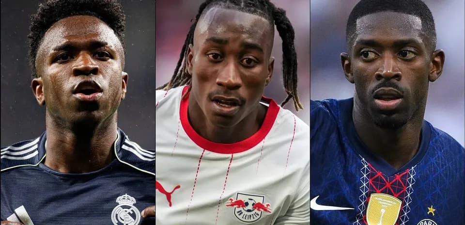 Tres jugadores de fútbol en acción durante un partido